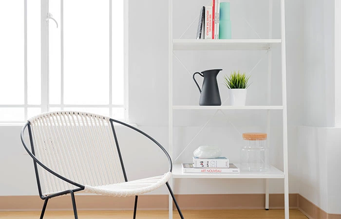 海辺のリビングに置かれた椅子の写真