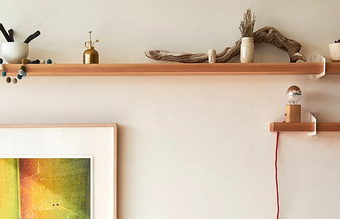 海を感じさせる小物と飾り棚のディスプレイ