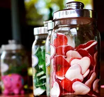 小瓶に入ったオレンジピールの写真